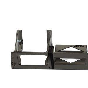 Pode incluir: Um suporte de metal cinza escuro com uma abertura retangular e dois suportes verticais. O suporte tem uma pequena seção angular com o texto "NetworkBook Scarlett 4i4 3rd Gen".