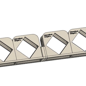 Op de afbeelding: Een beige, rechthoekig apparaat met vier secties, elk met een ruitvormige opening. De tekst "NetworkBuck BridgePro" is op elke sectie gedrukt. Het apparaat is ontworpen met een reeks parallelle lijnen.