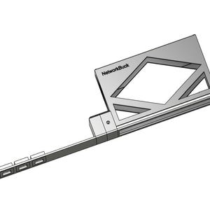 Puede incluir: Un estante de metal plateado con un diseño geométrico y el texto "NetworkBuck" impreso en el lateral. El estante tiene una base rectangular larga con tres ranuras para cables o cordones.