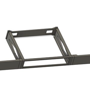 Könnte beinhalten: Eine dunkelgraue Metallhalterung mit einem rechteckigen Rahmen und abgewinkelten Stützen. Die Halterung hat mehrere Aussparungen und Befestigungslöcher, die für die strukturelle Unterstützung oder die Montage von Komponenten vorgesehen sind. Das Design scheint für industrielle oder mechanische Anwendungen bestimmt zu sein.