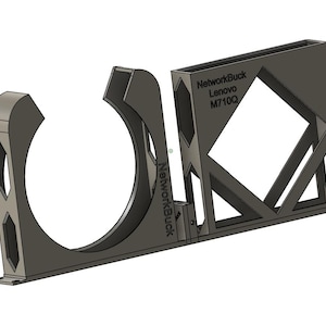 Puede incluir: Un soporte metálico gris con una sección curva y una sección rectangular. La sección rectangular tiene un recorte en forma de diamante y el texto "NetworkBuck Lenovo M710Q". El soporte está diseñado para sujetar un dispositivo.