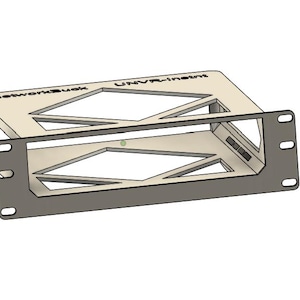 Puede incluir: Un soporte de rack de metal gris claro con el texto "NetworkBuck" y "UNVR-Insight". El soporte de rack tiene forma rectangular con recortes en forma de diamante y orificios de montaje.