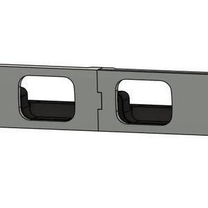 Puede incluir: Un soporte de rack metálico gris con seis aberturas cuadradas, cada una con un soporte negro. El rack tiene orificios de montaje en cada extremo. Este artículo está diseñado para organizar y asegurar equipos en un rack de servidor o similar.