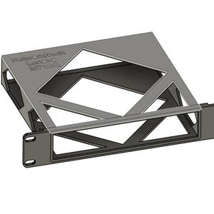 Puede incluir: Un soporte de rack de metal gris con un diseño geométrico. El soporte de rack tiene una base rectangular con orificios de montaje y una sección superior con un recorte en forma de diamante. El texto "NetworkDuck Lenovo MT100" es visible.