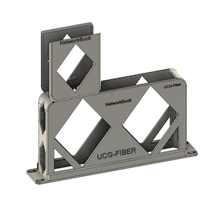 Peut inclure: Un dispositif réseau métallique gris avec le texte "NetworkBuck" et "UCG-FIBER". L'appareil présente un design géométrique avec des découpes en forme de losange et une base rectangulaire. Il semble s'agir d'un support ou d'un système de montage.