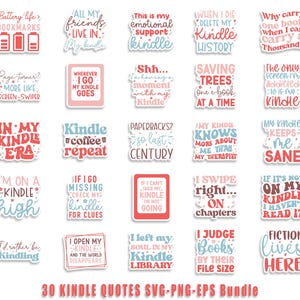 Puede incluir: Una colección de 30 pegatinas digitales con citas sobre Kindles. Las pegatinas presentan frases como "My Kindle Keeps Me Sane" y "I'd Rather Be Kindling" en varios colores y fuentes. La parte inferior de la imagen dice "30 Kindle Quotes SVG-PNG-EPS Bundle".