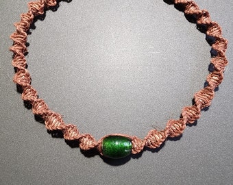 Collier spirale marron en chanvre/noyau naturel avec perle de verre verte « Plus mince » (16 po. de long, 1/2 po. d'épaisseur)