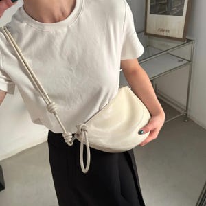 Schaffell Umhängetasche, Minimalistische Croissant Tasche, Umhängetaschen aus weichem Leder