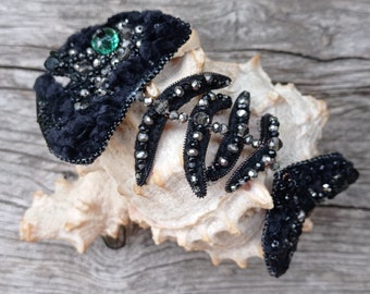 Broche de espina de pescado con hilo de seda y terciopelo negro, cristales, abalorios y lentejuelas