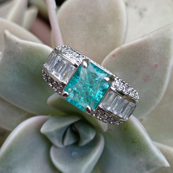 Bague Paraiba Emerald plaquée or blanc 18 carats avec zircons taille brillant et baguettes