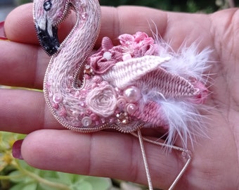 Spilla Fenicottero rosa ricamata con filo di seta perle e cristalli