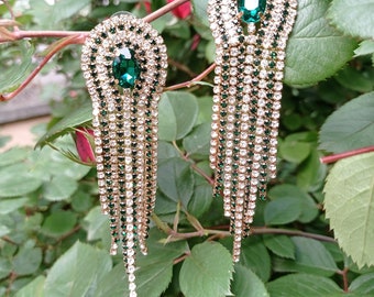 Orecchini lunghi pendenti con 9 fili mobili completamente incastonati con zirconi brillanti e smeraldo