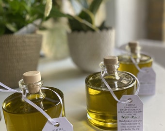 Die erste der Ernte, eine 200-ml-Bio-Extra-Native-Gläserflasche mit Olivenöl, reinem Olivenöl und jordanischem Olivenöl.
