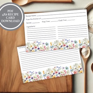 Könnte beinhalten: Zwei 10x15 cm Rezeptkarten mit floralem Rand. Die Karten haben Linien für Rezeptdetails und den Text "PDF 4X6 RECIPE CARD DOWNLOAD". Der florale Rand zeigt blaue, rosa und gelbe Blumen.