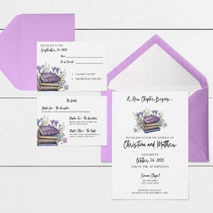 Peut inclure: Une invitation de mariage avec un motif floral blanc et violet représentant une pile de livres. Le texte indique "A New Chapter Begins... Veuillez vous joindre à nous pour le mariage de Christina et Matthew, Samedi, 24 octobre 2025, 13h00, Camans Chapel, 167 15th Street, City, State XXXX, Réception à suivre, Veuillez répondre avant le 24 septembre 2025."