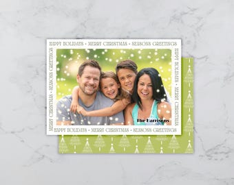 Puede incluir: Una tarjeta de felicitación navideña con una foto familiar. La tarjeta tiene un borde blanco con el texto "HAPPY HOLIDAYS MERRY CHRISTMAS SEASONS GREETINGS". La familia sonríe. La parte inferior de la tarjeta es verde con árboles de Navidad blancos.