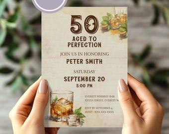 Puede incluir: Invitación de cumpleaños número 50 con temática de whisky. La invitación presenta ilustraciones de acuarela de vasos de whisky y cubitos de hielo. El texto incluye el nombre del homenajeado, la fecha, la hora y la información de RSVP.