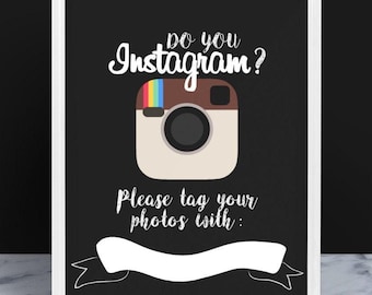 以下が含まれることがあります： 黒い背景に白い文字で「Do you Instagram?」と書かれた白い額縁の看板。Instagramのロゴと「Please tag your photos with:」という文字が書かれており、その後に空白の横断幕が続いている。