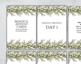 Può includere: Un set di carte bianche con testo e un design festivo. Le carte sono etichettate come "MINDFUL ADVENT CARDS" e "MINDFUL PRESENCE DAY 1" e "DAY 3". Le carte sono decorate con una ghirlanda di aghi di pino verdi e piccole luci bianche.