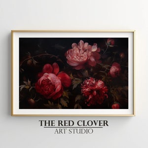 Puede incluir: Una pintura enmarcada de un arreglo floral oscuro con peonías rojas y rosas. La pintura está sobre un fondo oscuro y presenta hojas verdes exuberantes. El marco es dorado.