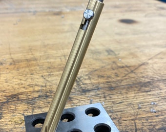 Bolígrafo con acción de perno de titanio y latón