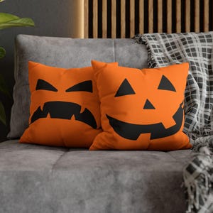Glückliche und verrückte Jack-o-Lantern-Gesichter, quadratisches Kissen aus gesponnenem Polyester, beidseitiger Druck, Bezug und Kissen inklusive, Kürbiskissen