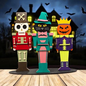 Może przedstawiać: Trzy drewniane figurki o tematyce Halloween: żołnierz-czaszka, czarny kot-czarownica i król-dynia. Figurki są w stylu dziadków do orzechów, ze szczegółowymi kostiumami w kolorach czerwonym, zielonym, różowym, fioletowym i żółtym. W tle straszny dom i nietoperze.
