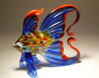 Figura artística de vidrio soplado hecha a mano, pez azul y rojo con cola arqueada