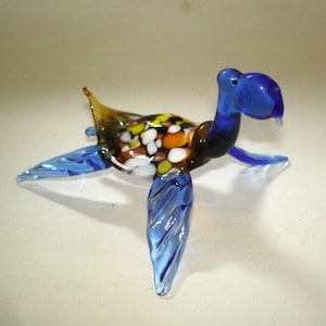 Handgemachte mundgeblasene Glasfigur Kunst Meereskreatur Blaue SCHILDKRÖTE mit einer bunt gesprenkelten Muschel