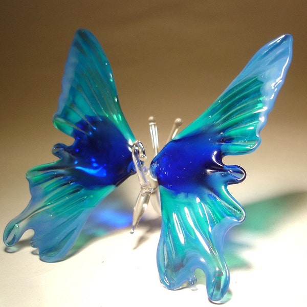 Geblazen glazen beeldje Art Insect Blue en Aqua Staande of hangende VLINDER Ornament met een ophanghaak Geweldig Moederdagcadeau