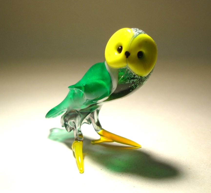手作りの吹きガラスのフクロウの置物 - 緑色に黄色の顔のアートバード