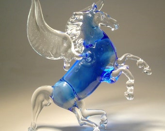 手作りの青と透明ガラスのペガサスの置物 - 立ち上がる神話の馬の彫刻
