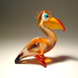 Figura de vidrio soplado hecha a mano, pájaro artístico PELÍCANO con pico amarillo