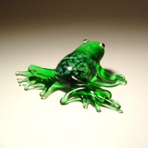 吹きガラスのカエルの置物：小さな手作りの緑色の両生類