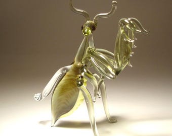 Blown Glass Praying Mantis Figurine: Handmade Insect Sculpture