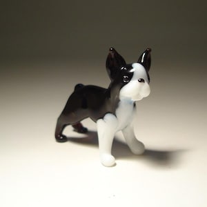Handgemaakt geblazen glas Boston Terrier-beeldje: zwart-witte hond