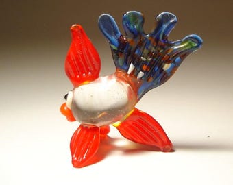 Figura artística de vidrio soplado hecha a mano: Pez rojo y transparente con cola azul elegante.