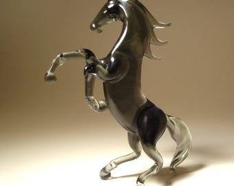 Figurine de cheval gris cabré en verre - Art animalier soufflé à la main, cadeau équestre