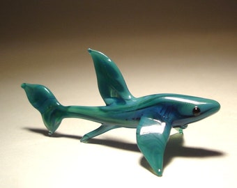 Figura de tiburón azul pequeña de vidrio soplado hecha a mano