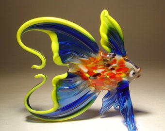 Figura artística de vidrio soplado hecha a mano: pez azul y amarillo con cola arqueada