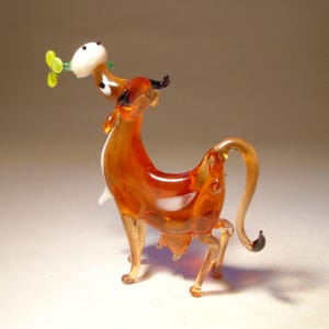 Handgemachte geblasene Glas Kunst Figurine Bauernhof Tier Comic glückliche KUH Statue mit einer gelben Blume