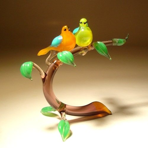 吹きガラスのオウムの置物：小さな手作りの黄色い赤い紋のオウム