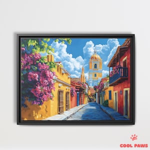 Op de afbeelding: Een kleurrijk schilderij van een smalle straat in een stad met gele en rode gebouwen. De straat is beplant met weelderige roze bloemen en een hoge kerk met een koepel op de achtergrond.