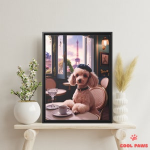 Impresión artística de un caniche toy caprichoso en París - Perro en el café de la Torre Eiffel - Retrato divertido de mascota en París, Francia - Decoración de pared