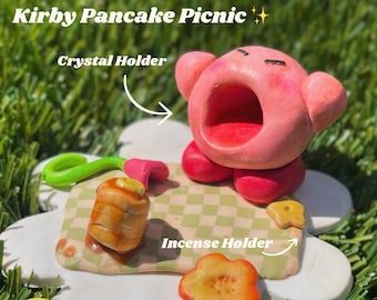 Kirby Pancake Picnic Incienso Titular / Arcilla polimérica hecha a mano / Bandeja de baratijas / Escritorio Pal / Arte de arcilla / Soporte de cristal