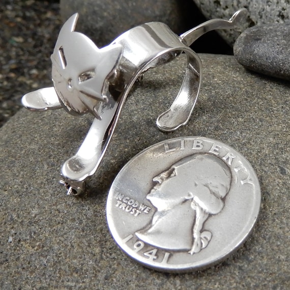 Articulated Cat Pin, Head Moves, Dimensional, 3D pin,… - Gem