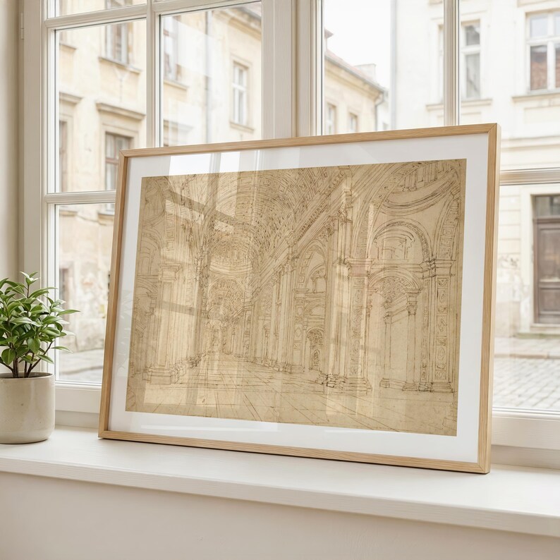 Op de afbeelding: Geraamde architectuurschets van een kathedraalinterieur. Het kunstwerk, in sepiatinten, toont gewelfde plafonds, zuilen en gedetailleerde architecturale elementen. De lijst is van lichtgekleurd hout en het kunstwerk wordt op een vensterbank getoond.