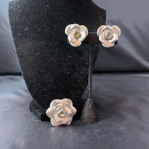 Vintage Jewelry Set Silver Tone Metal Flowers Gray Grey Glass Crystals Rhinestones Centers Clip On Earrings Brooch Brushed Metal 1960s