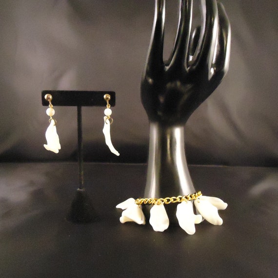 Vintage Screw Back Earrings Bracelet White Pearly… - image 1