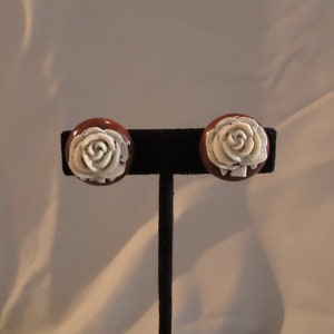 Flower Screw On Earrings Rusty Orange Brown Wood Background Cream Beige Off White Resin Roses Vintage 1950&#39;s Costume Statement Jewelry